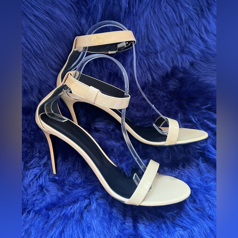 New! THEORY Glossy Patent Strappy Heeled Sandals - Picture 5 of 13